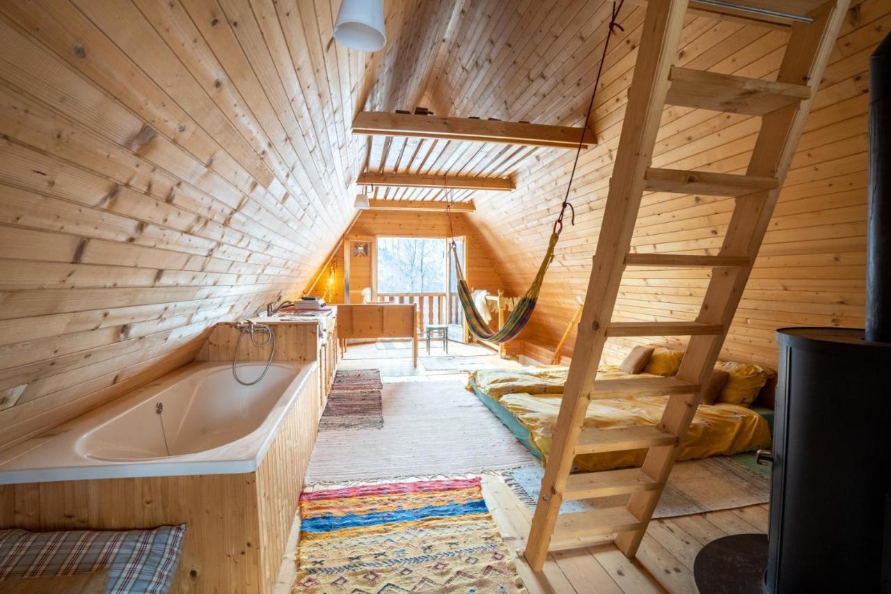 Bezgova Hisica Villa โบเว็ก ภายนอก รูปภาพ