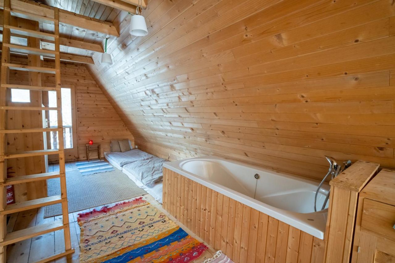 Bezgova Hisica Villa โบเว็ก ภายนอก รูปภาพ